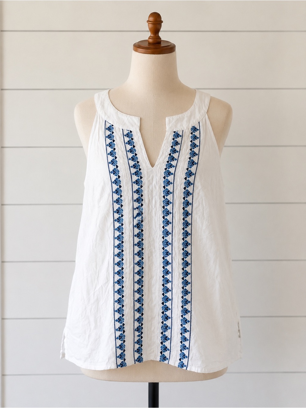 Vineyard Vines White Sleeveless Tank with Blue Embroidered Trim